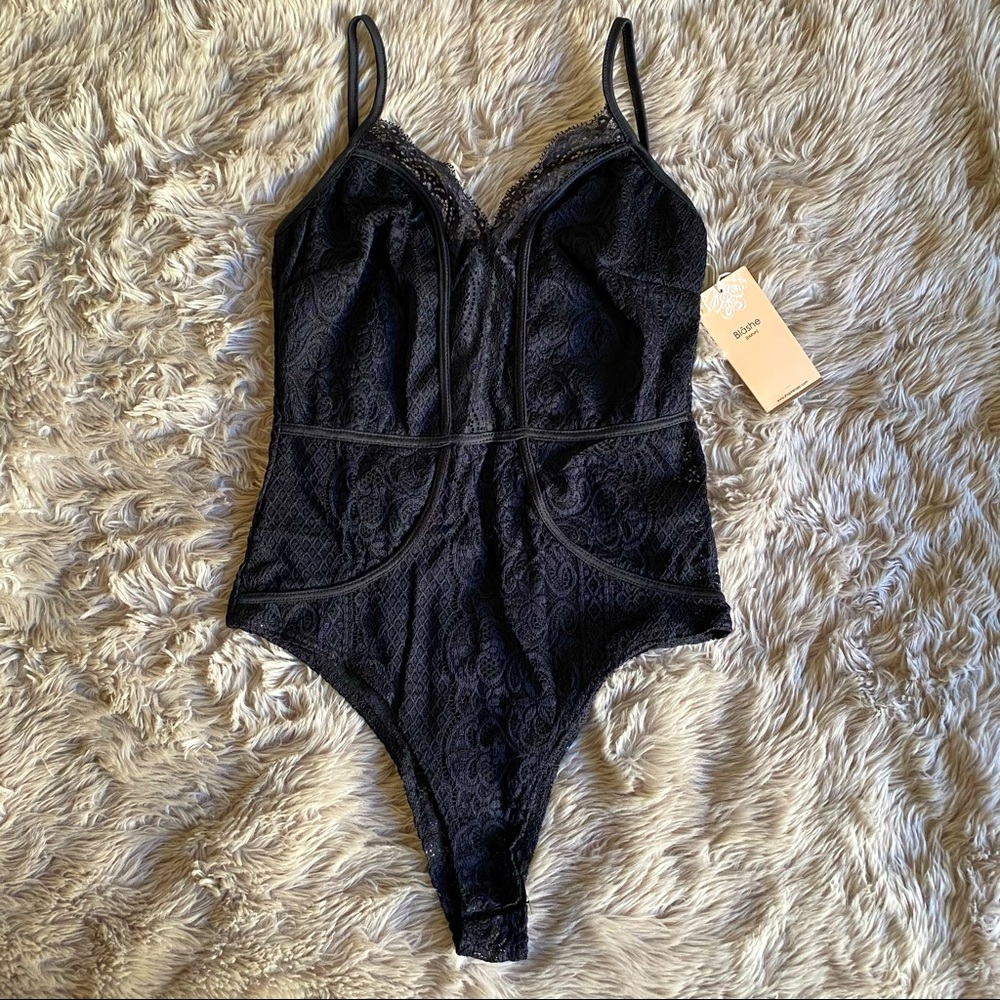 Black lace sleeveless bodysuit! Size: M NWT